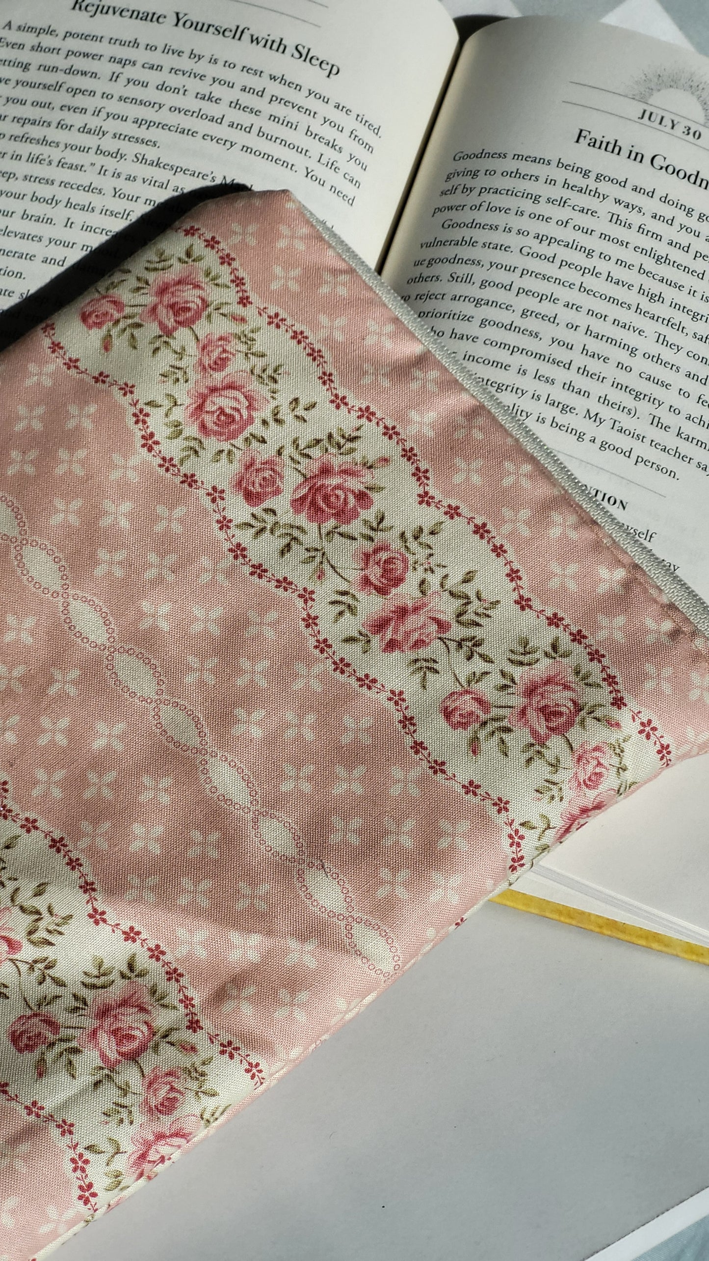 Vintage Mini Rose Kindle sleeve